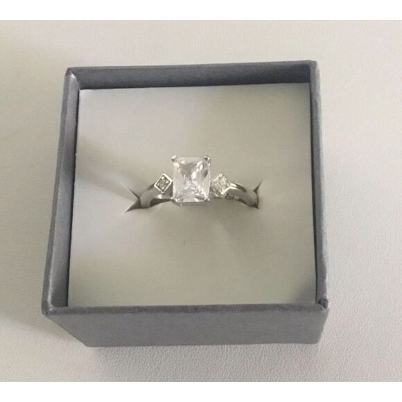 Stunning 1.8 Ct Emerald Cut Sim Diamond Engagement/Bridal Ring Sz 7~925SS - Picture 1 of 4